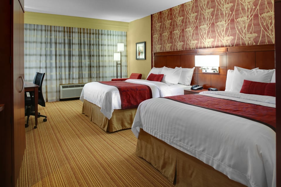 Premium bedding, desk, iron/ironing board, WiFi (free)