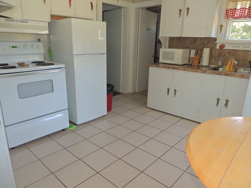 Cottage, 1 Bedroom | Private kitchen | Fridge, microwave