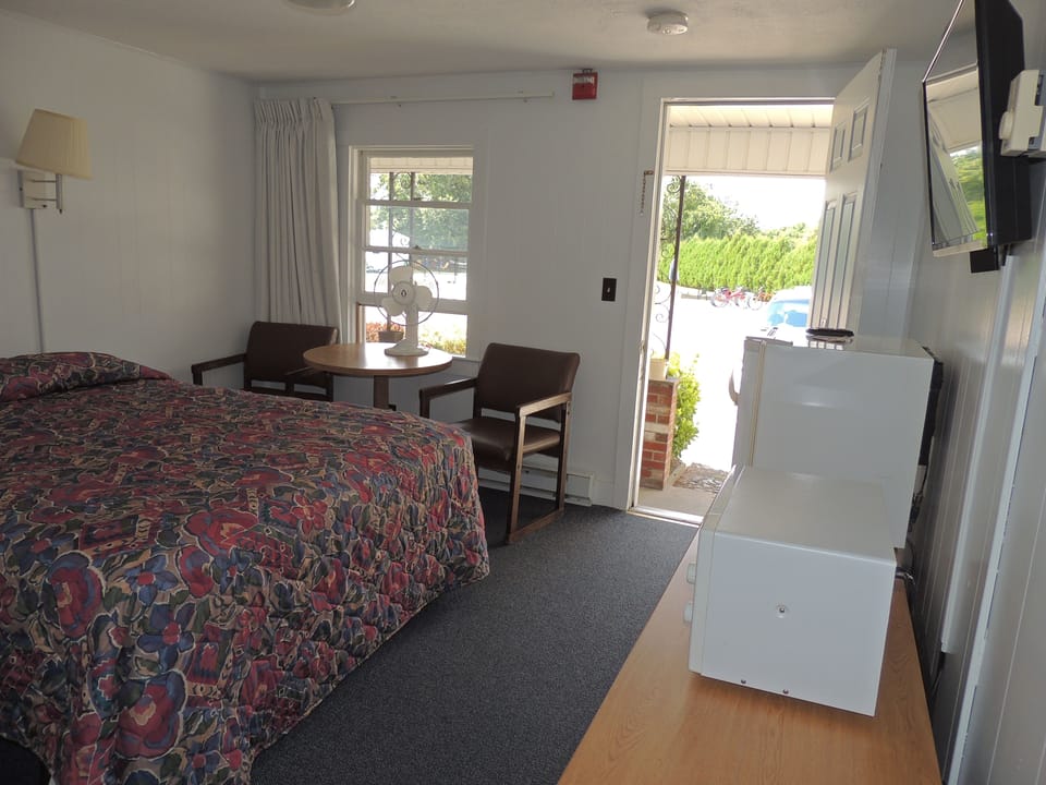 Room, 1 Queen Bed | Iron/ironing board, free WiFi, bed sheets