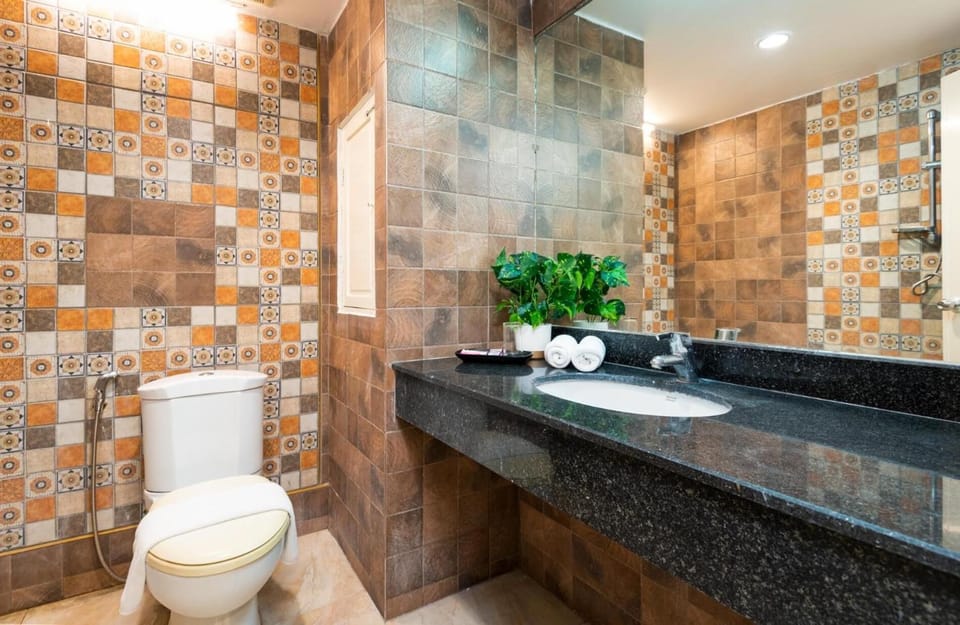 Deluxe Twin Room | Bathroom | Shower, free toiletries, towels