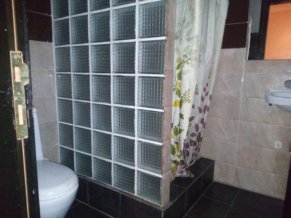Shower, free toiletries, towels, soap
