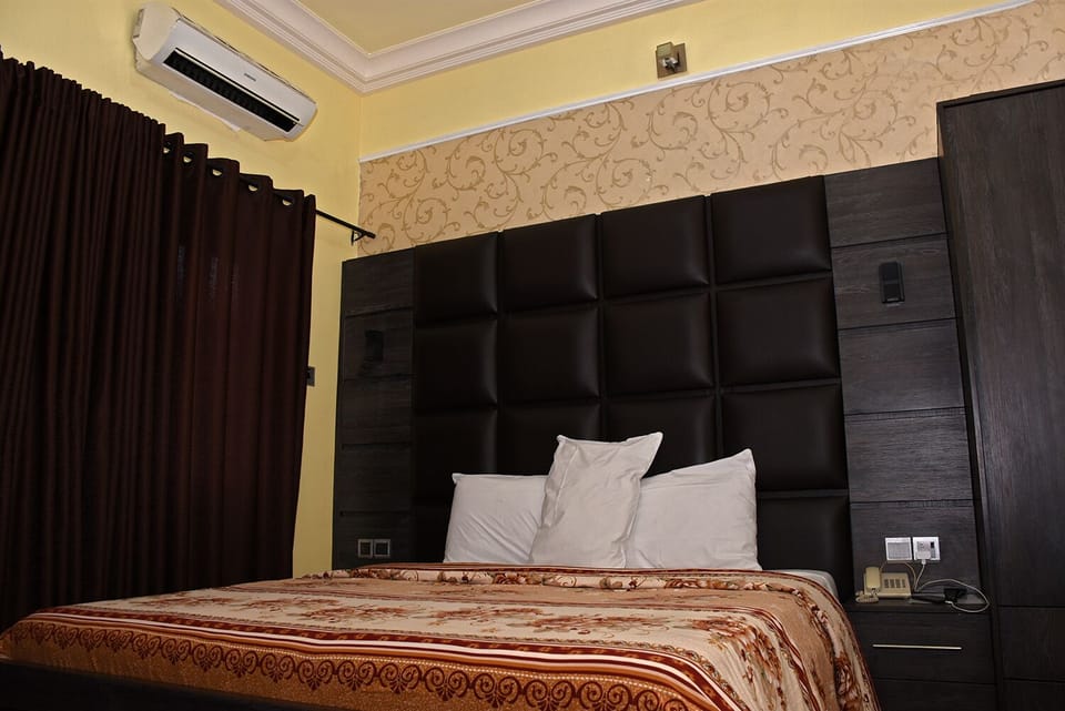 Grand Room | Desk, blackout drapes, free WiFi, bed sheets
