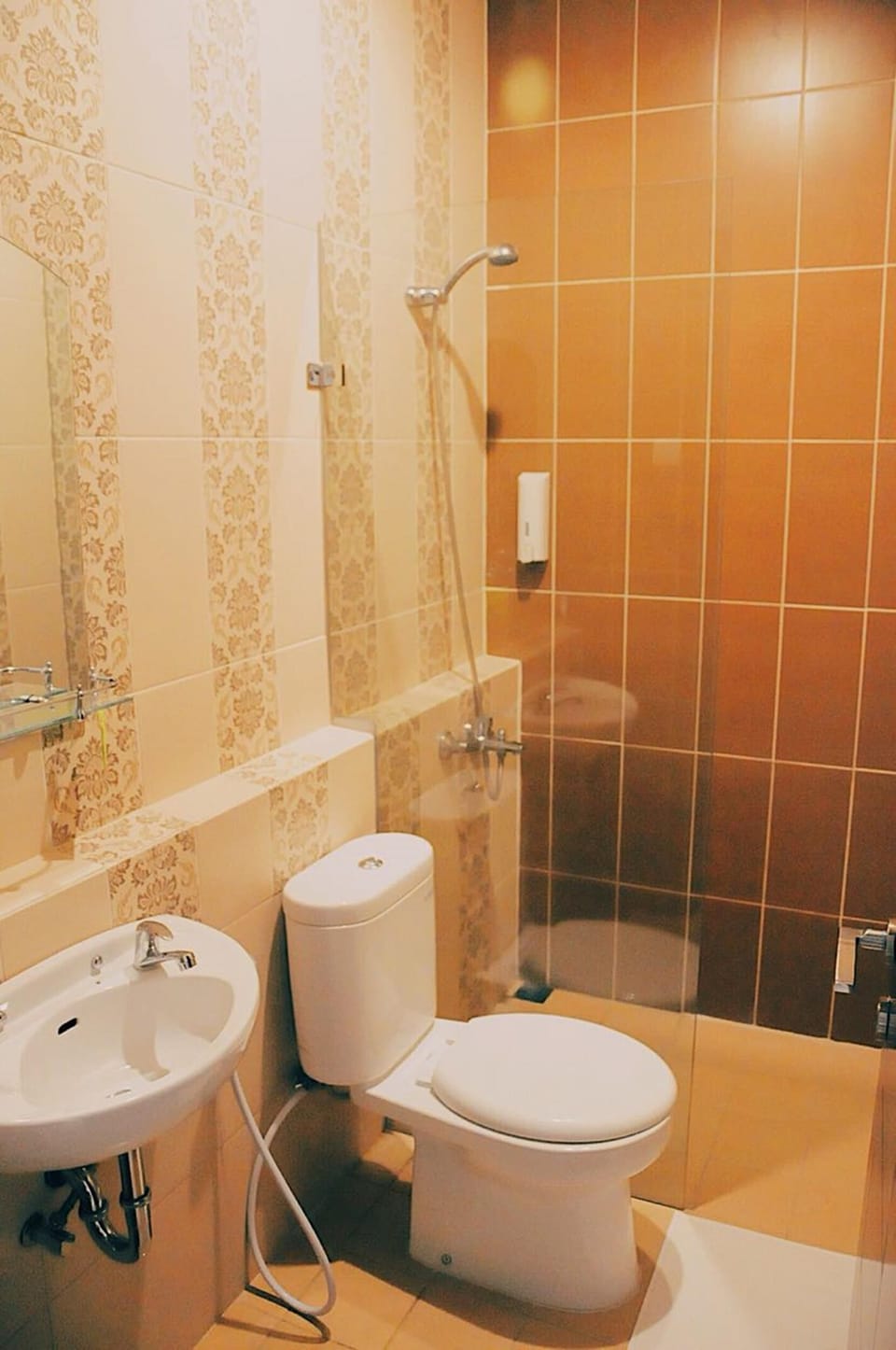 Deluxe Triple Room | Bathroom | Shower, towels, soap, shampoo