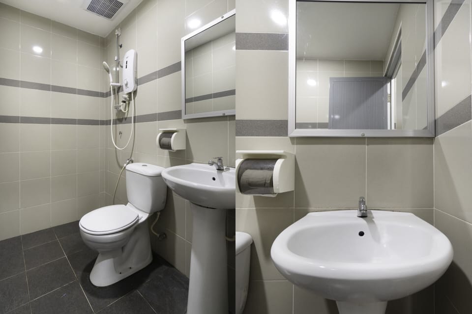 Shower, rainfall showerhead, free toiletries, towels