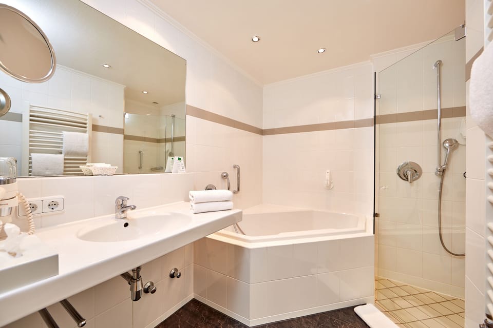 Suite (Lake House) | Bathroom | Free toiletries, hair dryer, bathrobes, slippers