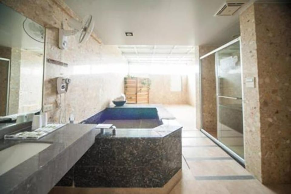 Double Room (Four Seasons) | Bathroom | Combined shower/tub, free toiletries, hair dryer, slippers