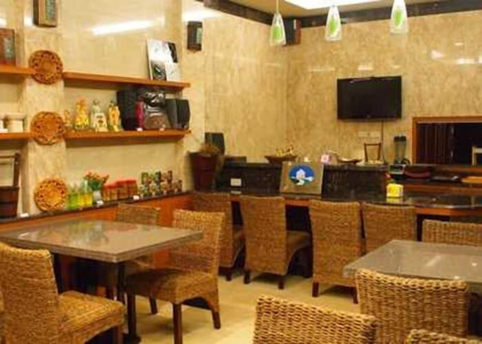 Free daily cooked-to-order breakfast