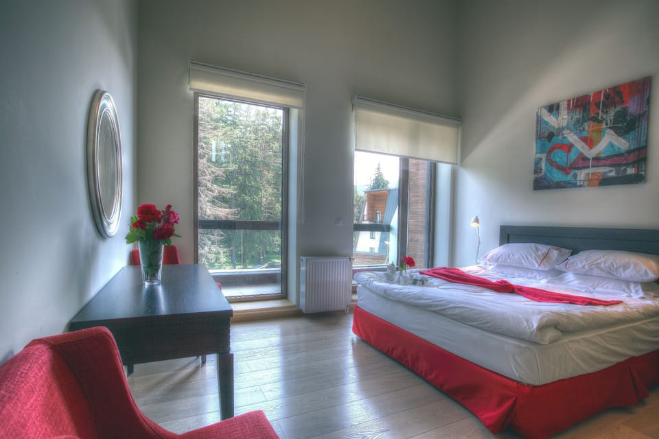 Premium bedding, down comforters, in-room safe, desk