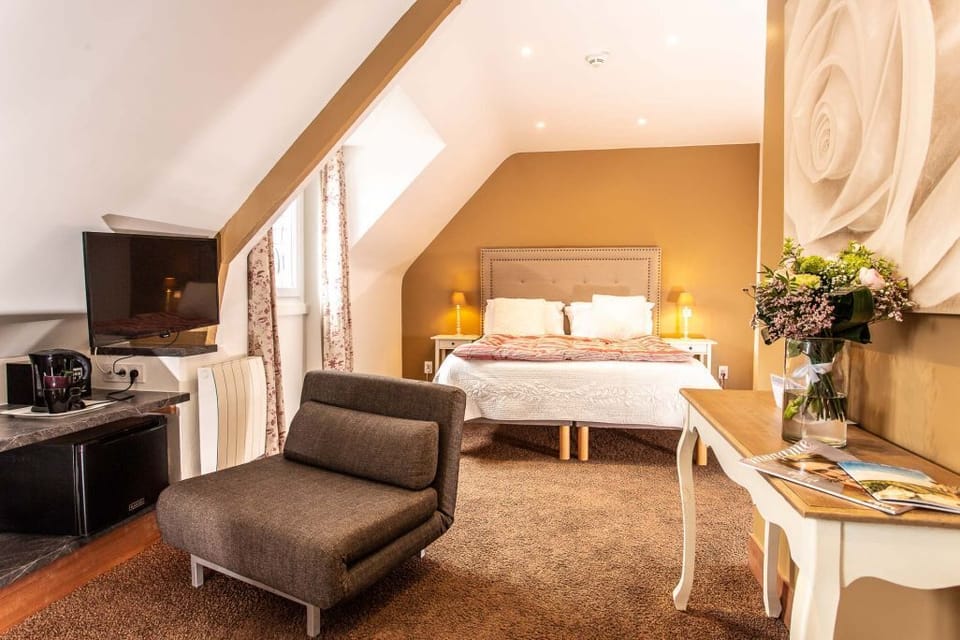 Premium Double Room, Sea View | Living area | Flat-screen TV