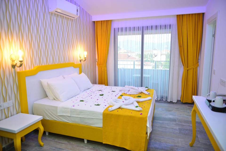 Minibar, free WiFi, bed sheets
