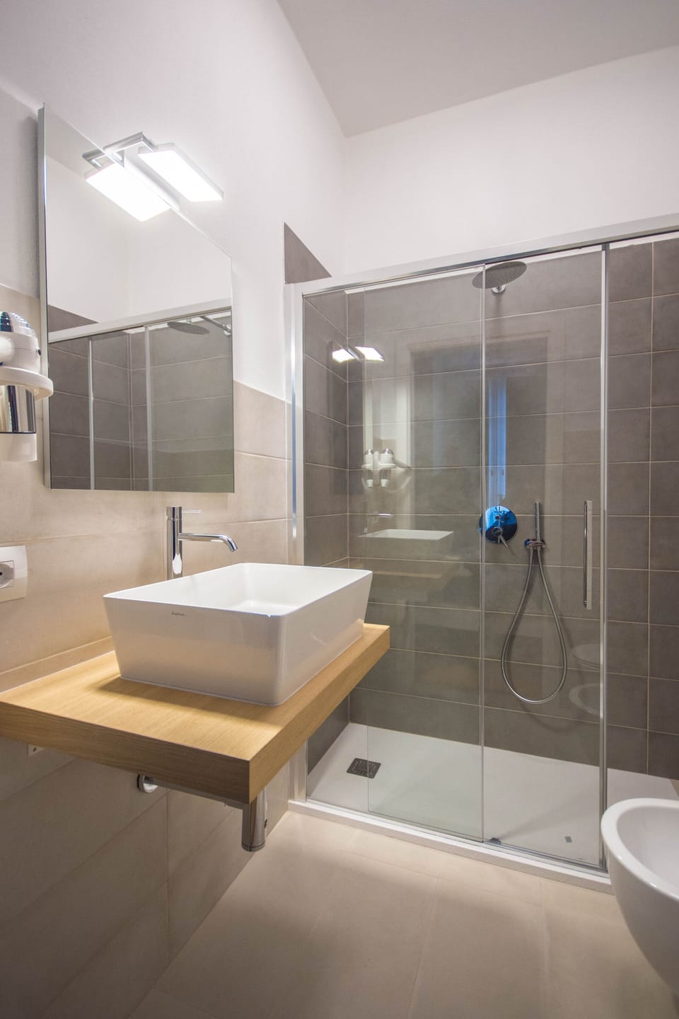 Economy Room | Bathroom | Shower, rainfall showerhead, hair dryer, bidet