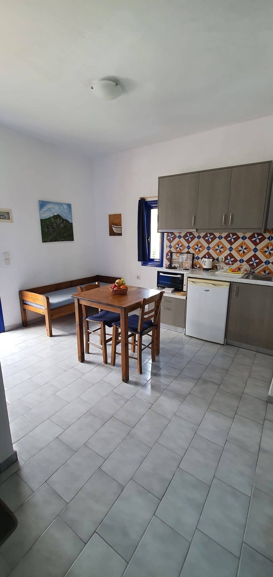 Economy Studio (#4) | Private kitchen | Mini-fridge, stovetop, coffee/tea maker, electric kettle