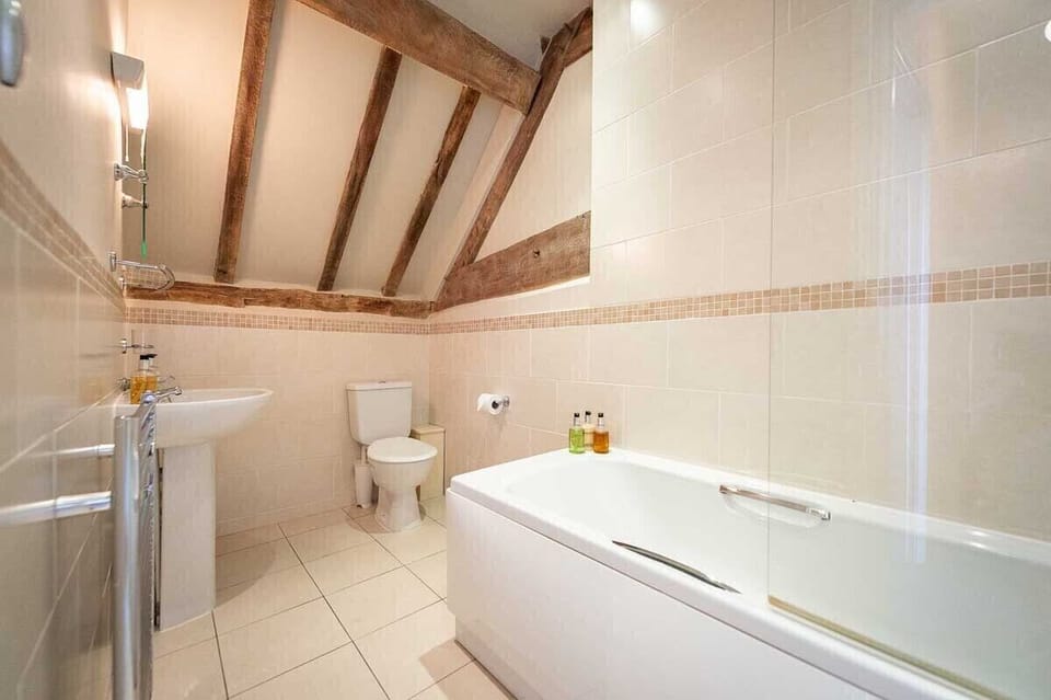 Deep soaking bathtub