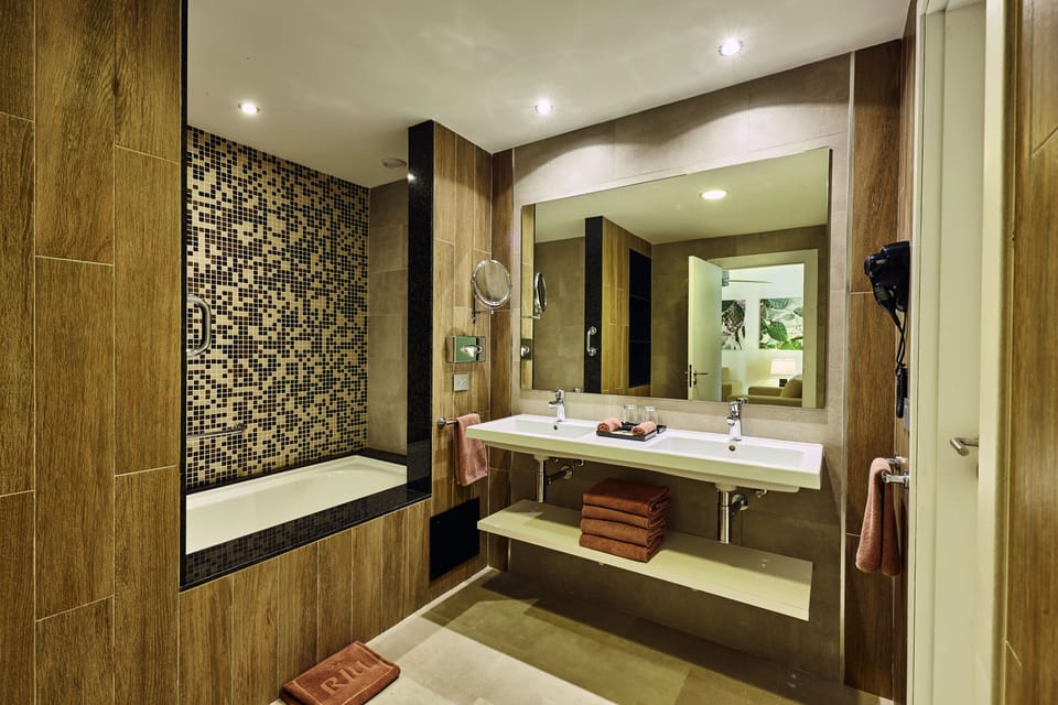 Deep soaking bathtub
