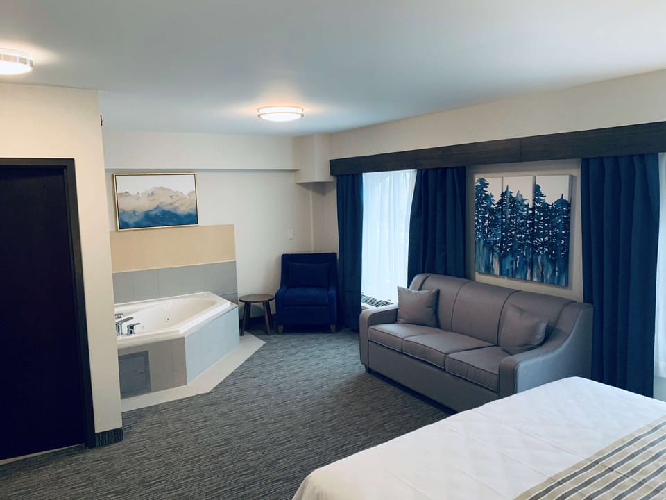 Superior Room, 1 King Bed with Sofa bed, Non Smoking, Jetted Tub (with Sofabed) | Premium bedding, pillowtop beds, iron/ironing board, free WiFi
