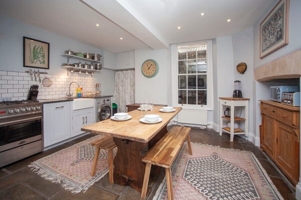 Traditional House, Private Bathroom, City View (PP) | Shared kitchen | Full-size fridge, microwave, oven, stovetop