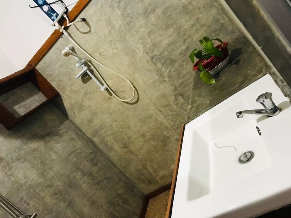 Standard Double Room | Bathroom | Shower, rainfall showerhead, towels, toilet paper
