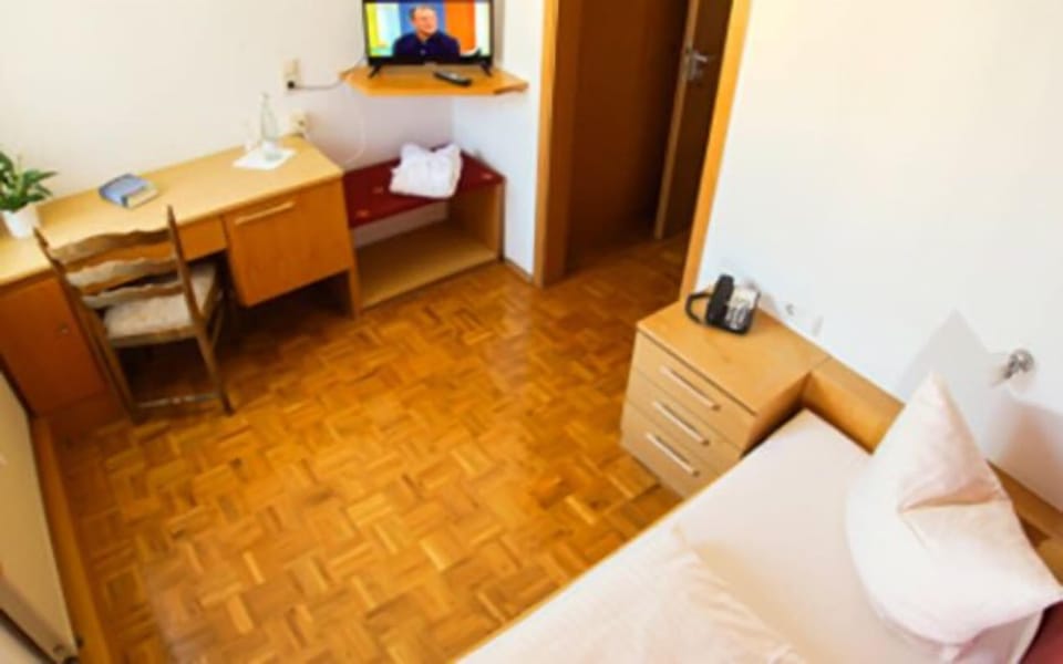 Single Room | Hypo-allergenic bedding, in-room safe, free WiFi, bed sheets