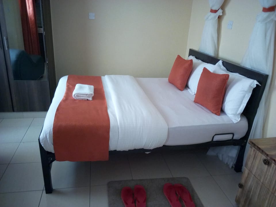Desk, blackout drapes, free WiFi, bed sheets