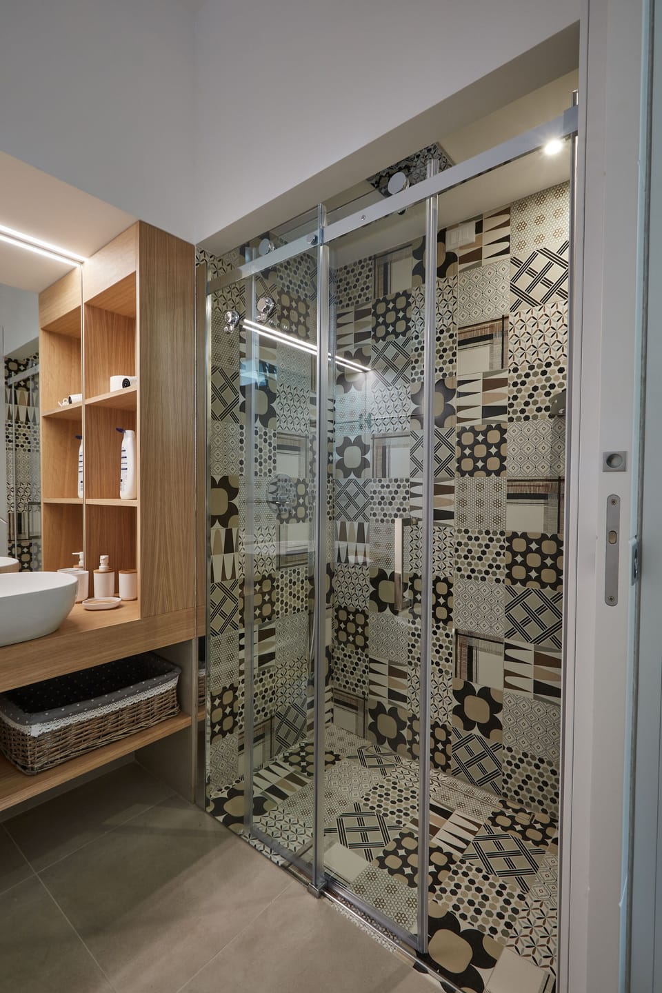 Classic Quadruple Room | Bathroom shower