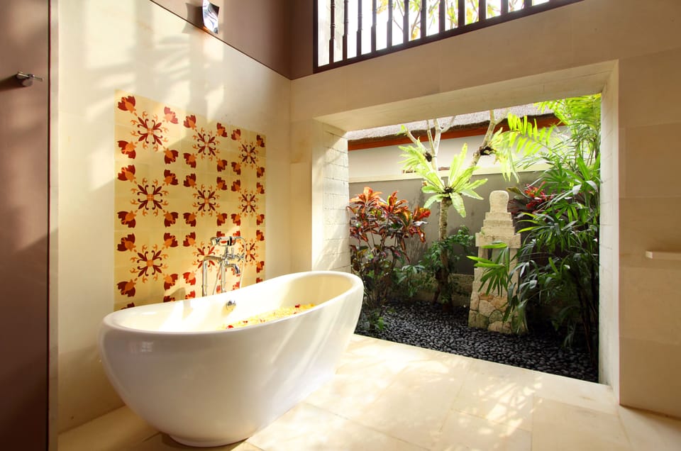 Studio Suite Pool Access | Bathroom | Separate tub and shower, rainfall showerhead, free toiletries