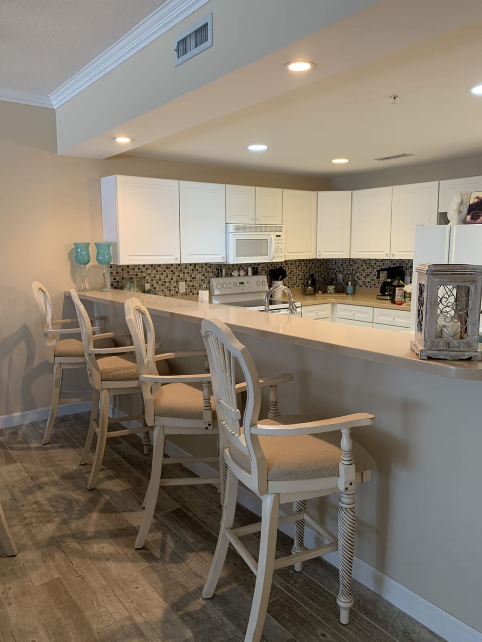 4 Additional comfortable seats at the counter!