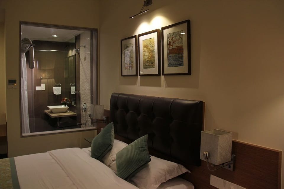 Deluxe Room | 1 bedroom, minibar, in-room safe, desk
