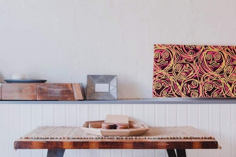 Gather around the intimate dining space for easy breakfasts, takeaway dinners, or planning the day’s adventures along Trinity Beach and Cairns.