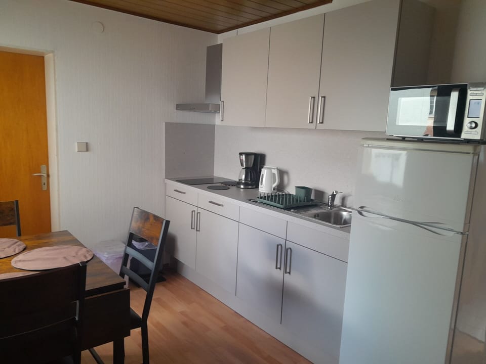 Standard Apartment, Private Bathroom, Courtyard View (Monteurwohnung+ Küche) | Private kitchen | Highchair