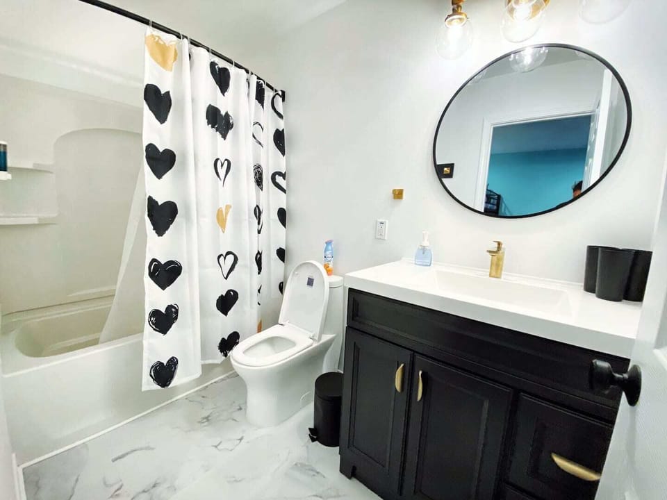 Beautiful bathroom with tub in the 2nd bedroom