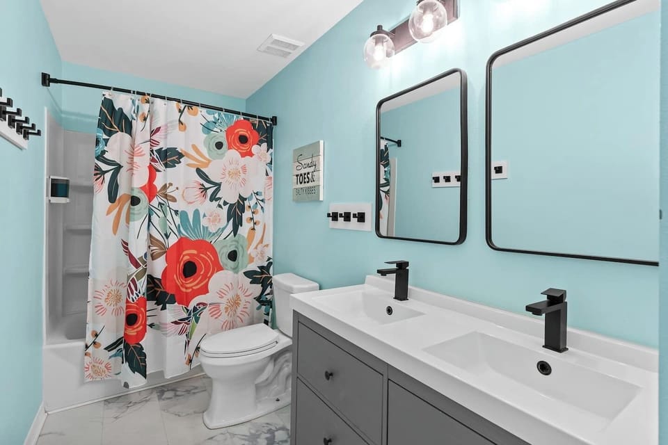 Hallway bathroom - serves the 1st and 4th bedrooms