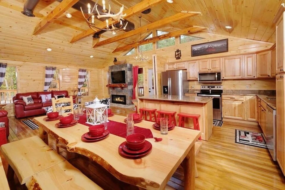 Full and open kitchen: Dining Table comfortable seats 8 plus 4 at the island 