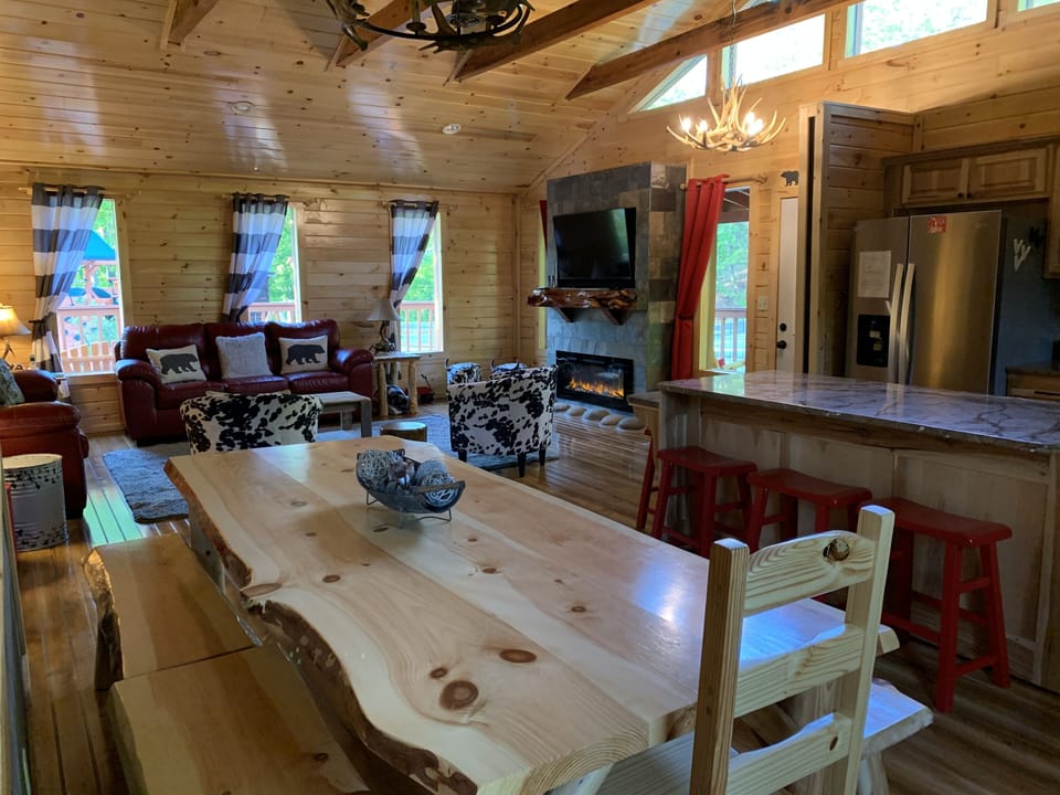 Full and open kitchen: Dining Table comfortable seats 8 plus 4 at the island 