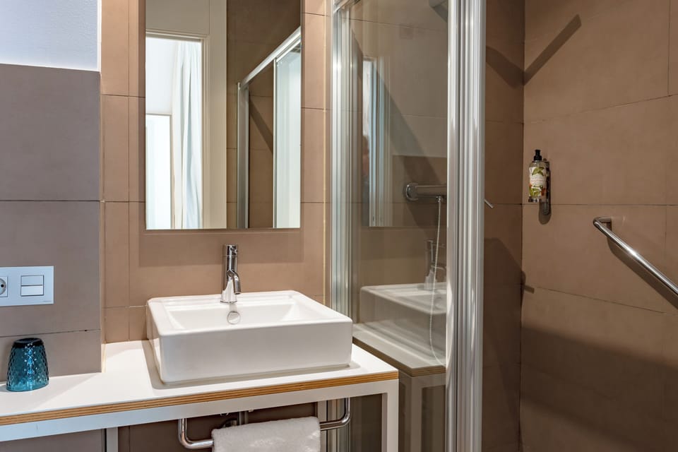 Standard Double Room | Bathroom | Shower, free toiletries, bidet, towels