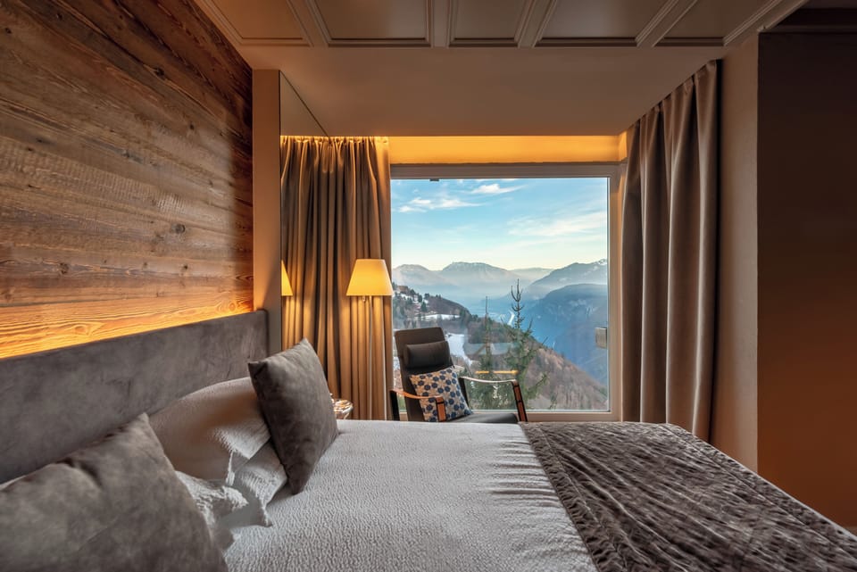 Deluxe Room | Minibar, in-room safe, desk, blackout drapes