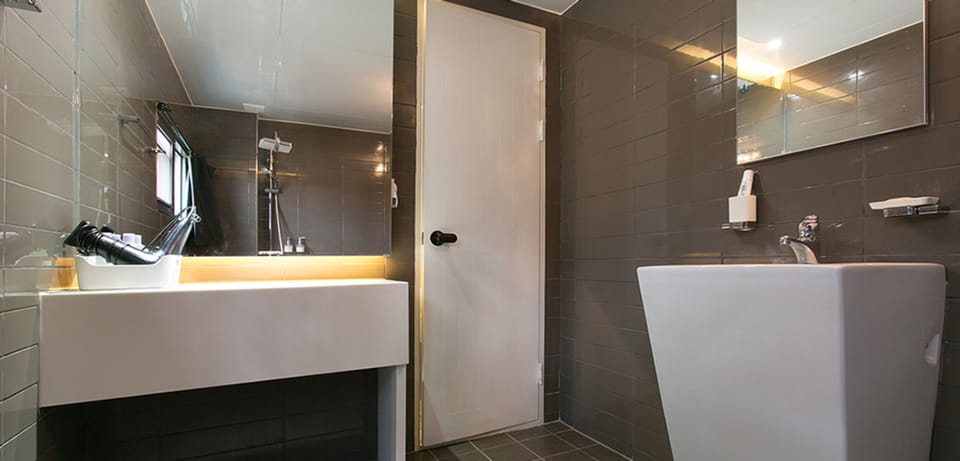 Duplex, 2 Bedrooms (Aeseo) | Bathroom | Shower, hair dryer, slippers, towels