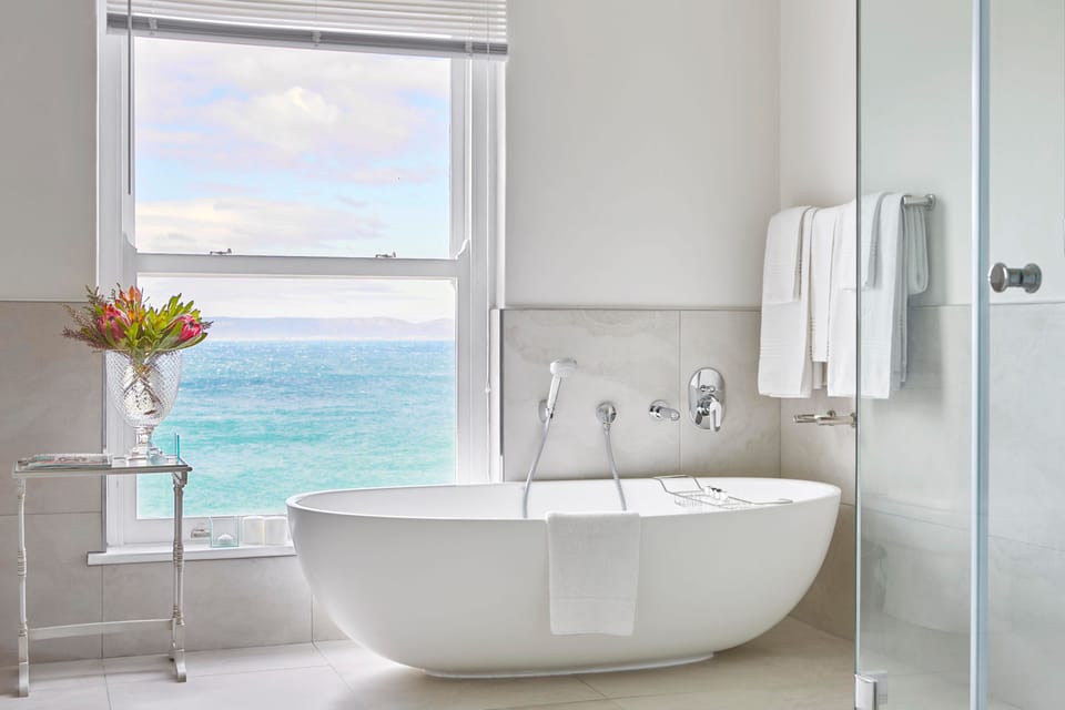 Premier Suite | Bathroom | Separate tub and shower, rainfall showerhead, free toiletries