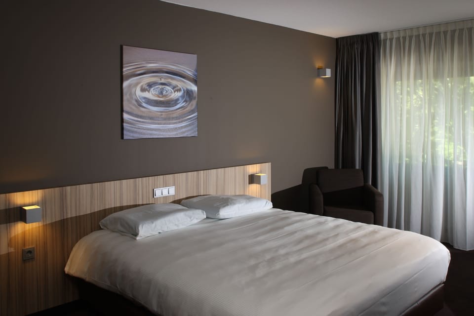 Luxury Double Room (with Shower) | In-room safe, desk, blackout drapes, soundproofing
