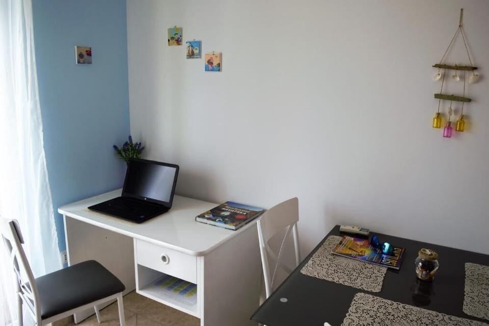Studio | Living area | Flat-screen TV