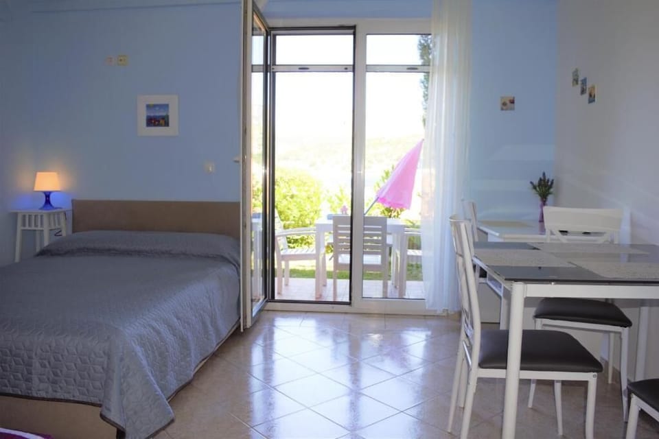 Studio | Desk, laptop workspace, iron/ironing board, free WiFi
