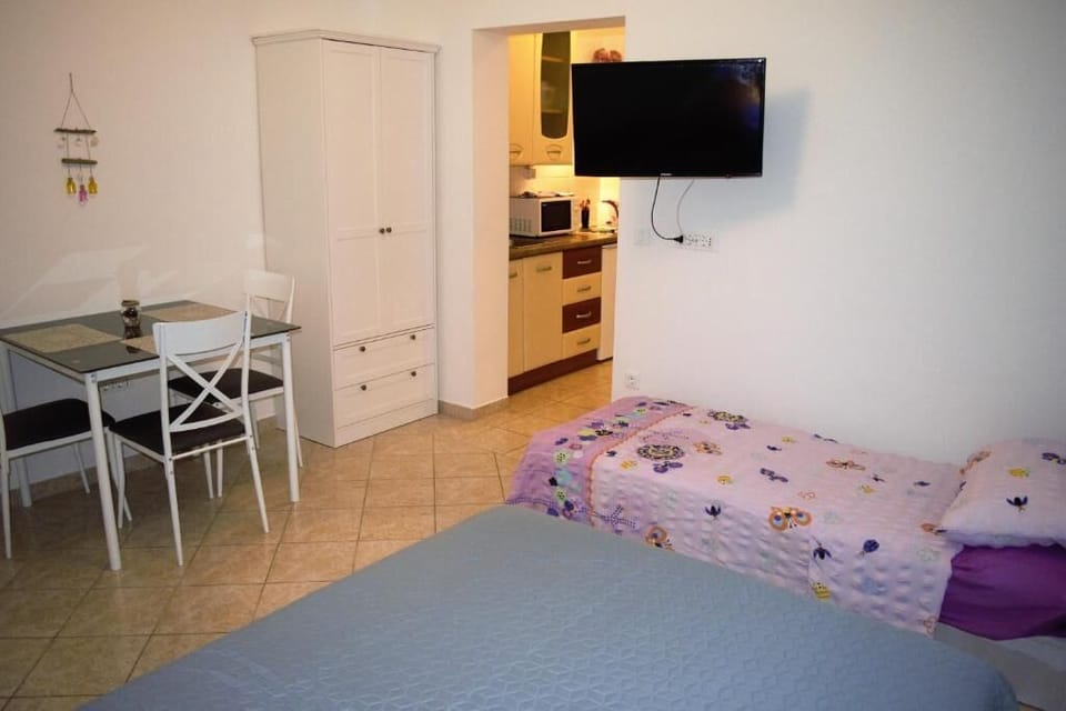 Studio | Desk, laptop workspace, iron/ironing board, free WiFi