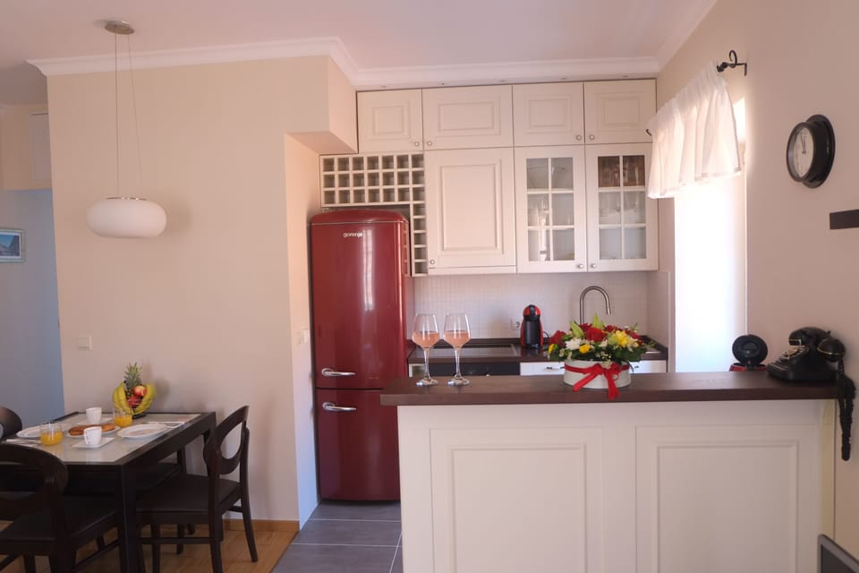 Apartment, 2 Bedrooms | Private kitchen | Fridge, microwave, oven, stovetop