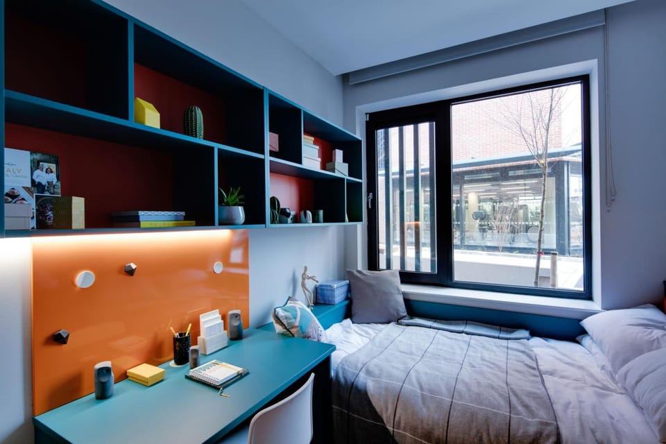 Desk, laptop workspace, iron/ironing board, free WiFi