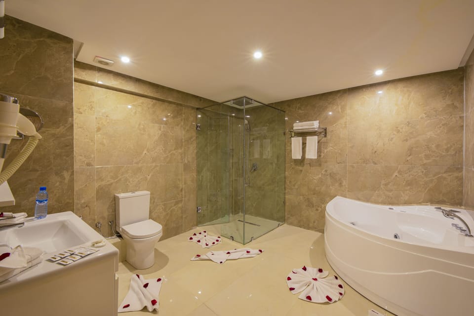 Suite with Jacuzzi | Bathroom | Shower, rainfall showerhead, free toiletries, hair dryer