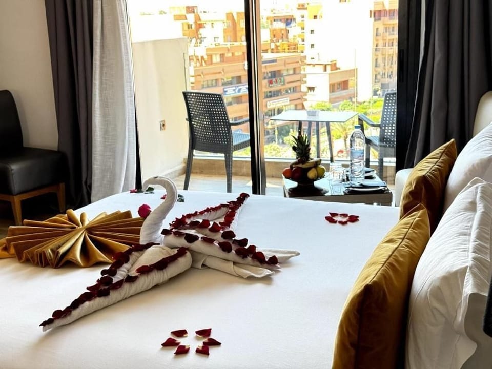 Deluxe Room | Minibar, in-room safe, desk, laptop workspace