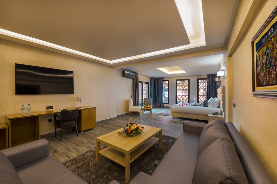 Suite with Jacuzzi | Minibar, in-room safe, desk, laptop workspace