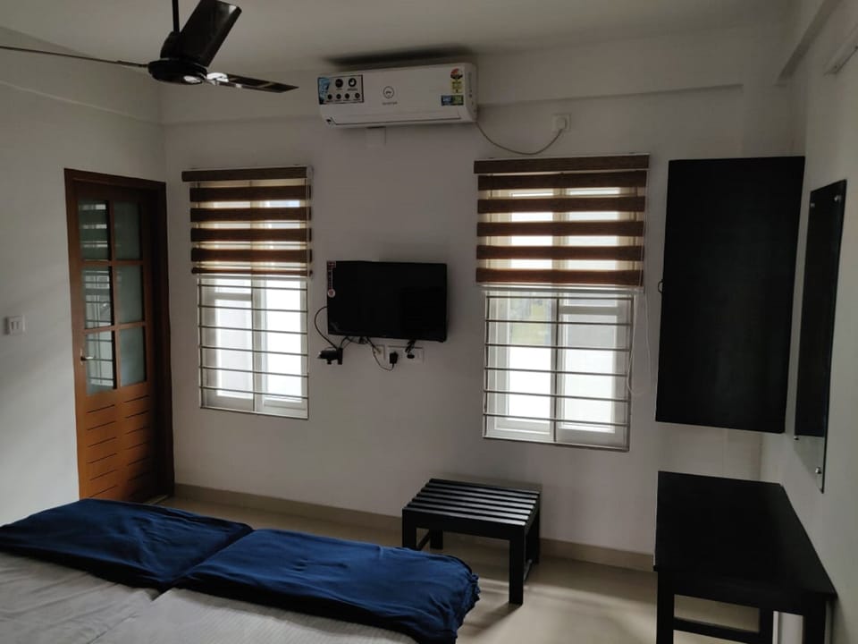 Deluxe Twin Room | Down comforters, memory foam beds, desk, laptop workspace