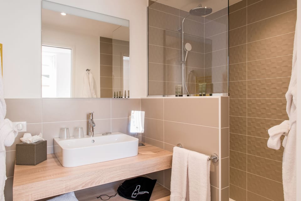 Luxury Room | Bathroom | Free toiletries, towels
