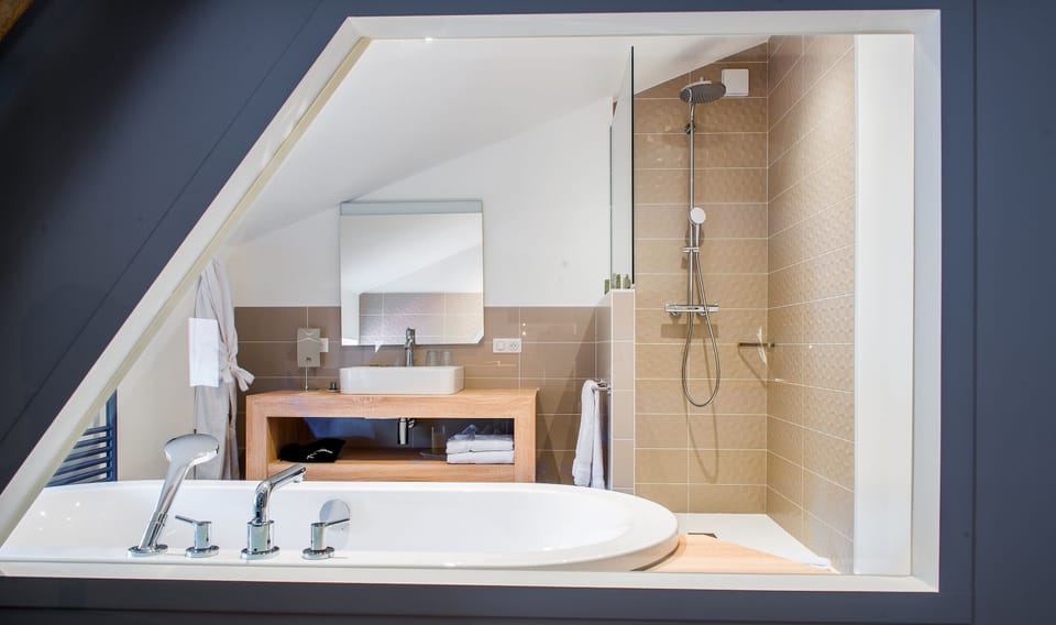 Luxury Suite | Bathroom | Free toiletries, towels