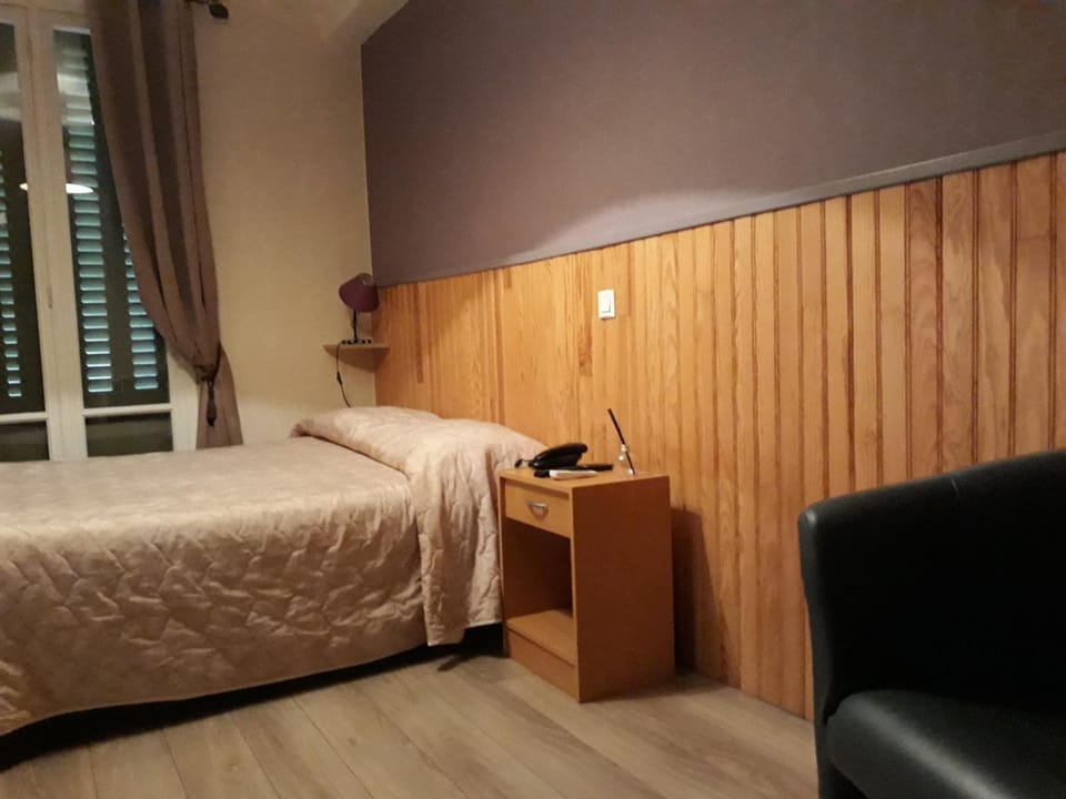 Desk, soundproofing, free WiFi, bed sheets